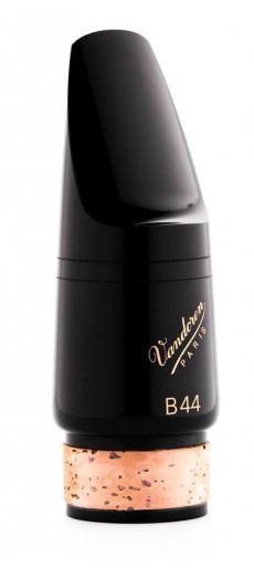 Das Bild zeigt ein glänzendes, schwarzes Vandoren Bassklarinettenmundstück B44 mit einem Korkansatz.