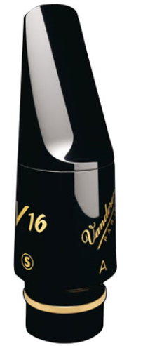 Das Bild zeigt ein glänzendes, schwarzes Vandoren Altsaxmundstück V16 A8 S mit goldfarbener Schrift und einem feinen goldenen Ring am unteren Ende.