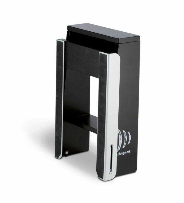 Der Schlagwerk Ergo Cajon Adapter ECA70 ist ein schwarzes, hockerartiges Gerät mit silberfarbenen Seitenstützen und einer kleinen Ablagefläche.