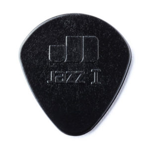 Das Bild zeigt ein schwarzes, dreieckiges Dunlop Stiffo Jazz I Plektrum mit einer Dicke von 1,10 mm, auf dem das Dunlop-Logo und die Aufschrift "JAZZ I" zu sehen sind.
