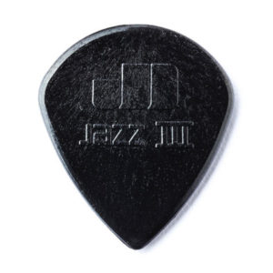 Eine schwarze Dunlop Stiffo Jazz III Gitarrenplektrum mit einer Dicke von 1,10 Millimetern liegt vor einem weißen Hintergrund.