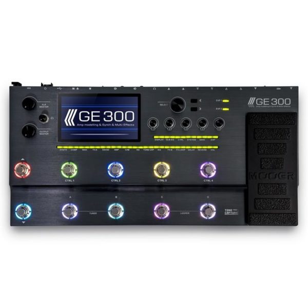 Das Bild zeigt ein schwarzes MOOER GE-300 Multi Effektpedal mit einem Bildschirm, Einstellknöpfen, Fußschaltern und einem Expression-Pedal.