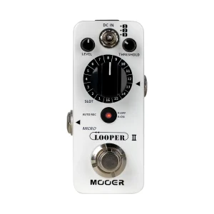 Das weiße MOOER Micro Looper II Effektpedal zeigt einen großen, schwarzen Drehregler mit weißen Ziffern und Beschriftungen für Level, Threshold und Slot, ergänzt durch einen runden, silbernen Fußschalter und rote LEDs für die Aufnahme- und Wiedergabefunktion.
