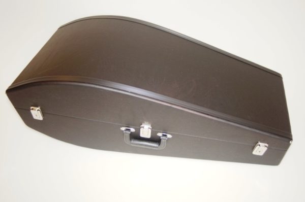 Das Bild zeigt ein schwarzes, trapezförmiges Kariso 235 Etui für ein Bellfrontbariton, verschlossen mit silberfarbenen Schnappverschlüssen und einem Tragegriff.