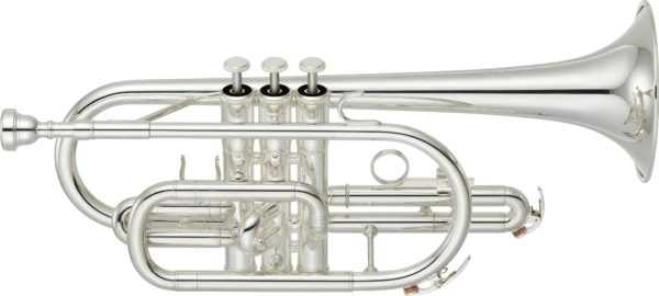 Das Bild zeigt ein silberfarbenes Yamaha Bb-Kornett YCR-2310 SIII vor einem weißen Hintergrund.