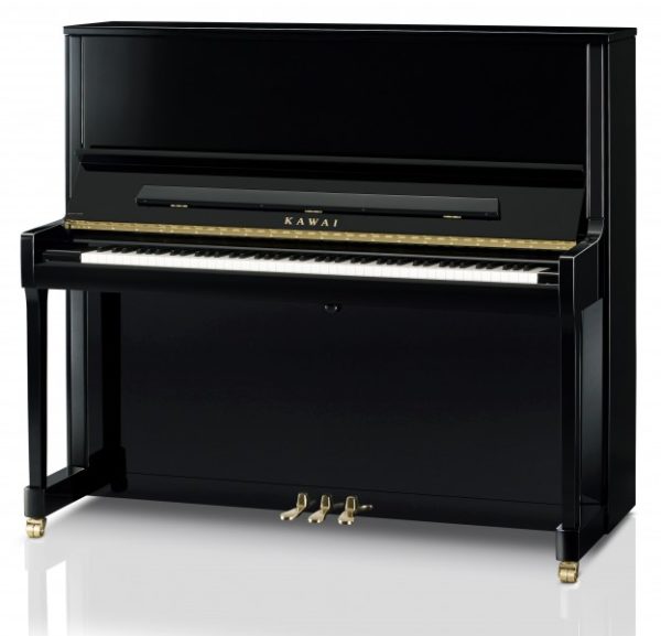 Ein schwarzes, poliertes Kawai Klavier K-600 steht auf einem hellen Untergrund und zeigt seine Klaviatur sowie drei goldfarbene Pedale.