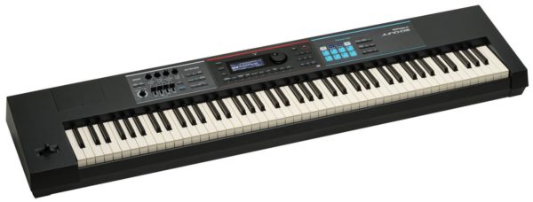 Das Bild zeigt ein schwarzes Roland Juno DS 88 Keyboard mit weißen und schwarzen Tasten sowie einem Bedienfeld mit verschiedenen Knöpfen und einem Bildschirm.