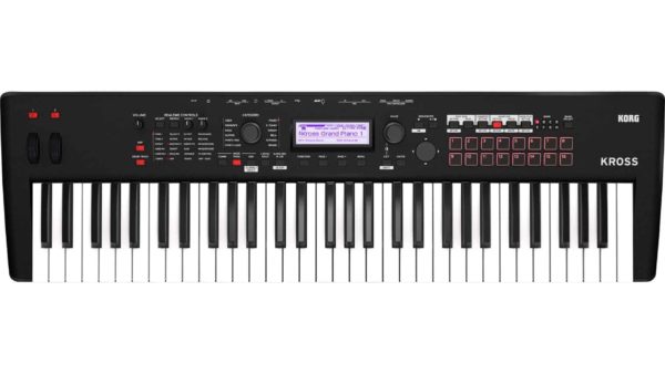 Ein schwarzer Korg Kross 2-61 Tasten Synthesizer ist frontal abgebildet, mit weißen und schwarzen Tasten, verschiedenen Bedienelementen und einem Display in der Mitte.