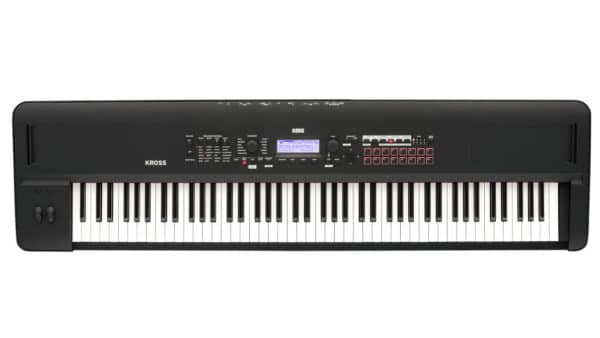 Ein schwarzes Korg Kross 2-88MB Synthesizer-Keyboard mit 88 Tasten ist mittig vor einem weißen Hintergrund platziert.