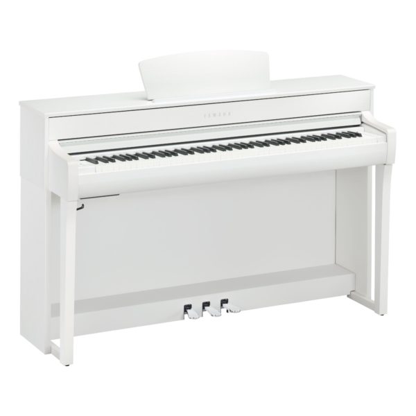 Das Bild zeigt ein weißes Yamaha Digital Piano CLP 735W mit einer Notenablage und drei Pedalen.