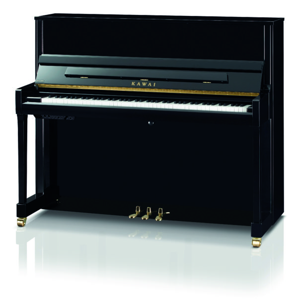 Ein schwarzes, hochglänzendes KAWAI ANYTIME Klavier mit weißen und schwarzen Tasten, goldenen Akzenten und drei goldenen Pedalen steht auf einem hellen Untergrund.