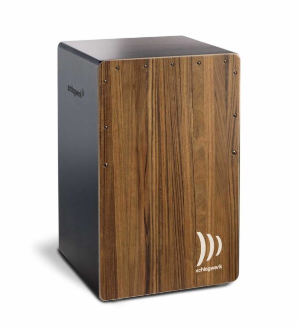 Das Bild zeigt eine braun-schwarzfarbene Schlagwerk CP584 Super Agile Brown Sugar Cajón mit sichtbarer Holzmaserung auf der Vorderseite und silberfarbenen Nieten entlang der Kanten.