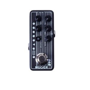Das Bild zeigt ein MOOER Micro Preamp 008 Cali-MK 3 Effektpedal in Schwarz mit sechs schwarzen Drehreglern, einer Reihe von LEDs an der linken Seite, einem Fußschalter und der Aufschrift "MOOER" sowie "008" auf dem Gehäuse.