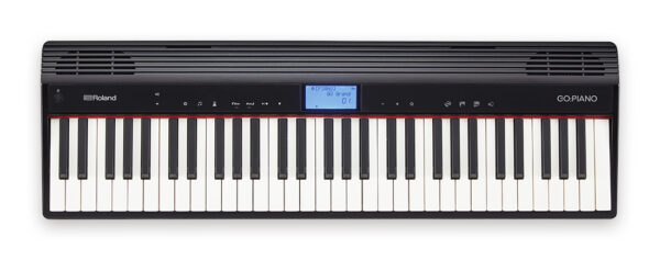 Das Bild zeigt das Roland Go Piano GO-61P, ein elektronisches Keyboard mit schwarzen und weißen Tasten, einem dunklen Gehäuse, einem blauen Display und Lautsprecheröffnungen.
