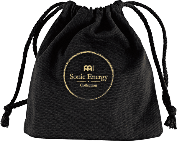 Eine dunkelgraue Stofftasche mit Kordelzug, auf der ein kreisförmiges goldenes Logo mit "Meinl Sonic Energy Collection" abgebildet ist, dient als Verpackung für die Meinl Mini Steel Tongue Drum MSTD2NB.