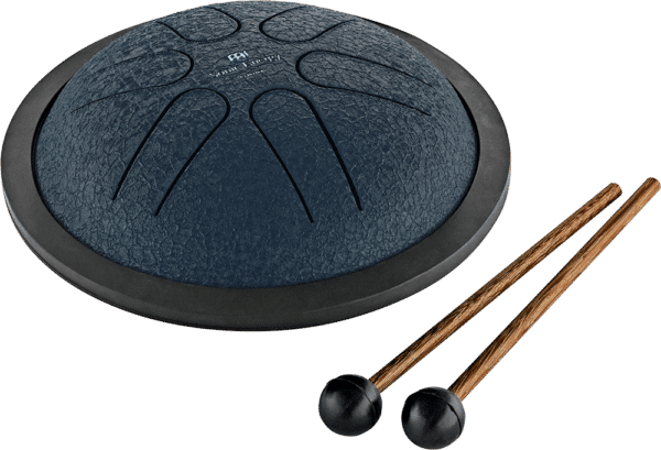 Abgebildet ist eine dunkelblaue Meinl Mini Steel Tongue Drum MSTD2NB mit einem schwarzen Rahmen und zwei braunen Schlägeln mit schwarzen Köpfen, vor einem grünen Hintergrund.
