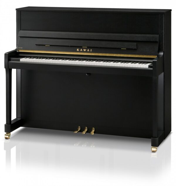 Ein schwarzes, mattes Kawai Klavier E-300 steht auf einem hellen Untergrund, wobei die goldenen Pedale und der goldene Schriftzug über der Klaviatur hervorstechen.