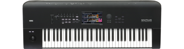Das Bild zeigt eine schwarze Korg Workstation Nautilus 61 mit einem Bildschirm, Bedienelementen und einer Klaviatur mit schwarzen und weißen Tasten.