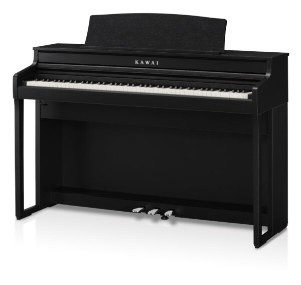 Ein schwarzes, digitales Klavier mit Notenständer und drei Pedalen steht vor einem weißen Hintergrund.