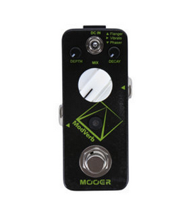Das Bild zeigt ein schwarzes Mooer ModVerb Effektpedal mit drei kleinen Drehreglern, einem größeren Drehregler mit weißem Aufsatz, einer grün umrandeten, rautenförmigen Grafik und einem metallischen Fußschalter.