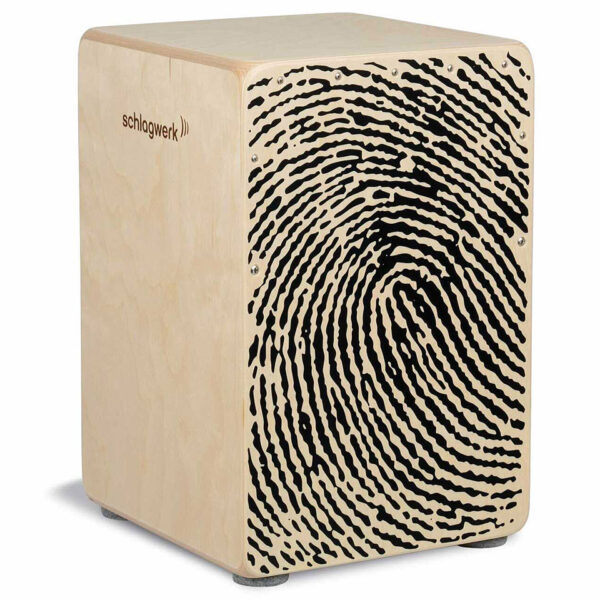 Das Bild zeigt ein Schlagwerk CP118 X-One Fingerprint Cajon, eine hellbeige Holzkiste mit einem großen schwarzen Fingerabdruck auf der Vorderseite und dem Schlagwerk-Logo auf der linken Seite.
