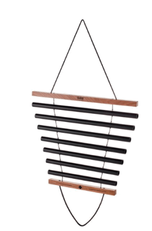 Ein Sela Harmony Chimes 7 Dark Walnut Klangspiel mit einem dunklen Holzrahmen, schwarzen Klangstäben und einer Aufhängung aus dunklem Draht ist vor einem weißen Hintergrund abgebildet.