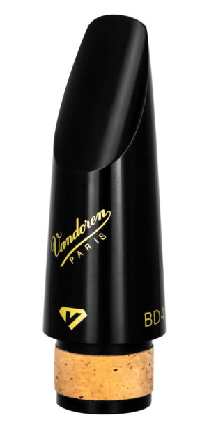 Das Bild zeigt ein schwarzes, glänzendes Mundstück für ein Blasinstrument, mit goldener Schrift "Vandoren PARIS", einem V-förmigen Logo und der Bezeichnung "BD4", das auf einem hellbraunen Korken sitzt.