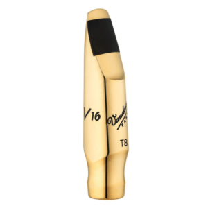 Nahaufnahme eines goldenen Saxophon-Mundstücks mit der Aufschrift "V16", "Vandoren" und "T8" sowie einem schwarzen Bissgummi.