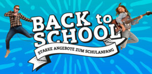 Back to School weißer Back to School Schrifzug auf blauem Hintergrund mit zwei Musikern daneben Info
