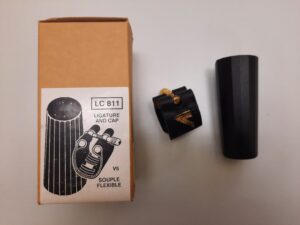 Vandoren Blattschraube LC 811 für Sopransaxophon - Abverkauf Schachtel + Blattschraube und Kapsel von oben Produktbild