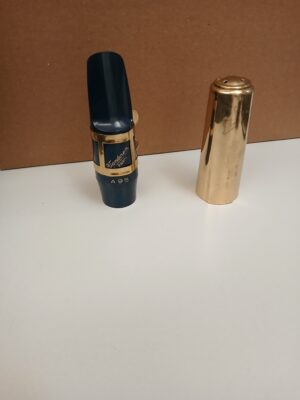 Vandoren Altsaxophon Mundstück A95 mit Kapsel und Blattschraube von vorne Produktbild