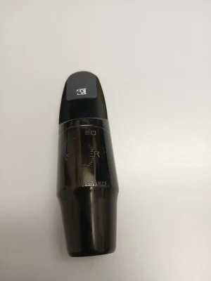 Nahaufnahme eines schwarzen Henri Selmer Paris Altsaxophon Mundstücks Modell S80 C*.