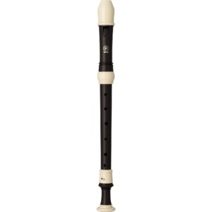 Eine Yamaha YRA-324B Alt-Blockflöte aus Kunststoff, bestehend aus drei Teilen in den Farben Schwarz und Elfenbein, ist vertikal ausgerichtet abgebildet.