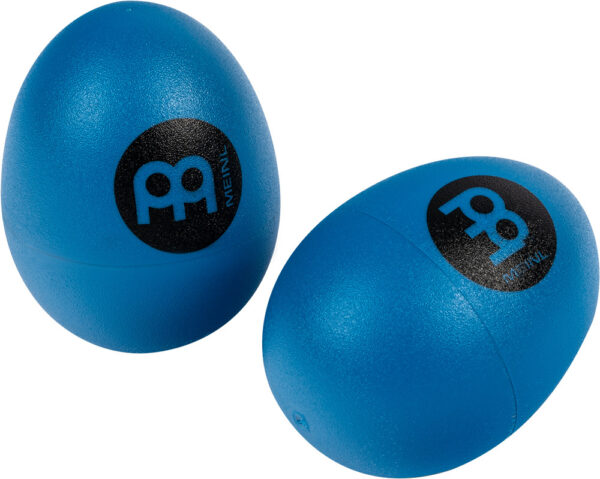 Zwei blaue Meinl Shaking Eggs liegen auf einer weißen Oberfläche, wobei auf beiden Eiern jeweils ein schwarzes Meinl-Logo abgebildet ist.