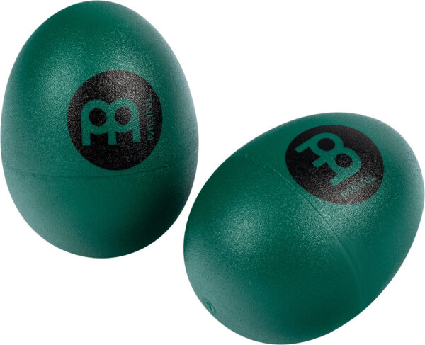 Zwei grüne Meinl Shaking Eggs liegen auf einer Fläche, wobei jedes Ei ein schwarzes Meinl-Logo trägt.