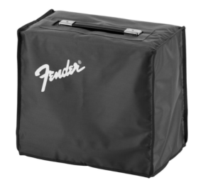 Die schwarze Fender Verstärkertasche hat einen Tragegriff auf der Oberseite und das Fender-Logo ist in weiß aufgedruckt.