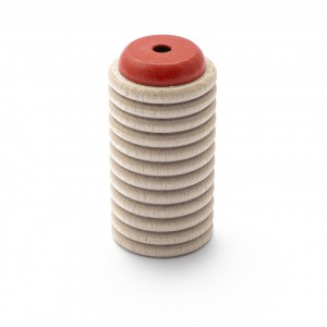 Der Rohema Scrapy Shaker Rot 61805 ist ein zylindrisches Musikinstrument aus hellem Holz mit horizontalen Rillen und einem roten, runden Griffbereich oben mit einem Loch in der Mitte.