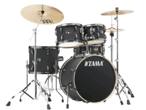 Abgebildet ist ein schwarzes Tama Imperialstar IP50H6WBN-BOB Schlagzeug mit silberfarbenen Becken und Hardware vor einem weißen Hintergrund.