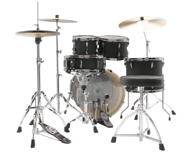 Ein Tama Imperialstar IP50H6WBN-BOB Schlagzeug mit schwarzen Trommeln und silberfarbenen Becken steht auf einem weißen Hintergrund.