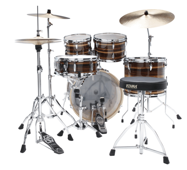 Ein Tama Imperialstar IP50H6W-CTW Schlagzeug mit Holzkessel in braunem gestreiftem Holz-Furnier, silberner Hardware, Becken und einem schwarzen Schlagzeug-Hocker mit Tama-Logo, freigestellt auf weißem Hintergrund.