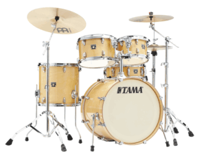 Ein Tama Superstar Classic CL50R-GNL Schlagzeug mit Holzfinish, bestehend aus Bassdrum, drei Toms und Becken, ist vor einem neutralen Hintergrund abgebildet.