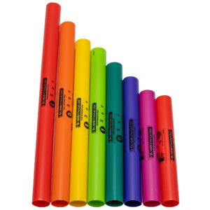 Das Bild zeigt ein Set farbiger Boomwhackers in den Farben Rot, Orange, Gelb, Grün, Türkis, Blau, Lila und Pink, die senkrecht nebeneinander angeordnet sind und auf denen das Logo des Herstellers aufgedruckt ist.
