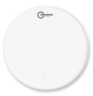 Ein weißes, rundes Aquarian TCFOR16 Coated Force Ten Schlagzeugfell ist mittig im Bild platziert, wobei das Aquarian-Logo im oberen Bereich zu sehen ist.