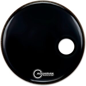 Schwarzes Aquarian RSM20BK Regulator Schlagzeugfell mit kleinem weißen Loch nahe dem Rand.