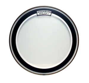 Das Bild zeigt ein Aquarian SKII20 Super-Kick Clear Double Ply Schlagzeugfell mit einem schwarzen Rand und dem Aquarian-Logo oben.