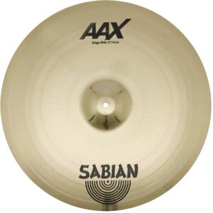 Ein goldfarbenes Sabian AAX Stage Ride 21" Becken ist mittig im Bild platziert und zeigt die Beschriftungen "AAX" und "SABIAN".