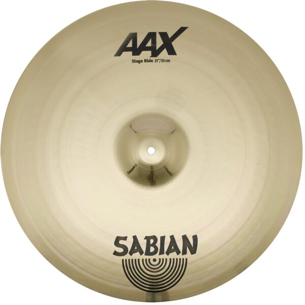 Ein goldfarbenes Sabian AAX Stage Ride 21" Becken ist mittig im Bild platziert und zeigt die Beschriftungen "AAX" und "SABIAN".