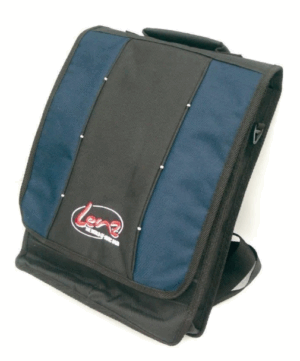 Die Lenz FMB Universaltasche für Flöten ist eine rechteckige Tasche mit blauen Seitenflächen, einer schwarzen Mittelfläche mit dem roten "Lenz"-Logo und silberfarbenen Nieten, einem schwarzen Tragegriff und schwarzen Rändern.