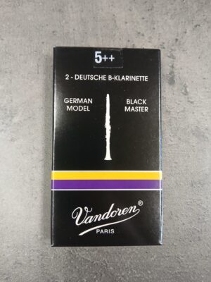Eine schwarze Verpackung für "Vandoren Stärke 5++ Black Master German Model Blätter CR187TP" für die deutsche B-Klarinette mit einem stilisierten, weißen Klarinettenbild und einem violetten Streifen in der Mitte.