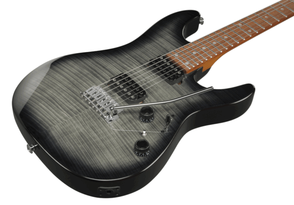 AUTO-DRAFT: Eine E-Gitarre mit einem Ahorn-Hals und einem schwarz-grau marmorierten Korpus ist schräg auf weißem Hintergrund fotografiert.